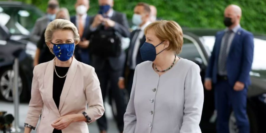 Kommissionschefin von der Leyen und Merkel in Berlin