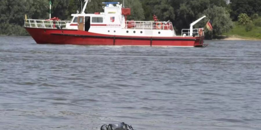 Nachdem es am Mittwoch am Rhein bei Duisburg zu einem Badeunfall gekommen war, suchte dieser Taucher der Feuerwehr nach den vermissten Mädchen. Nun sind in den Niederlanden zwei Leichen entdeckt worden. Foto: Roberto Pfeil/dpa