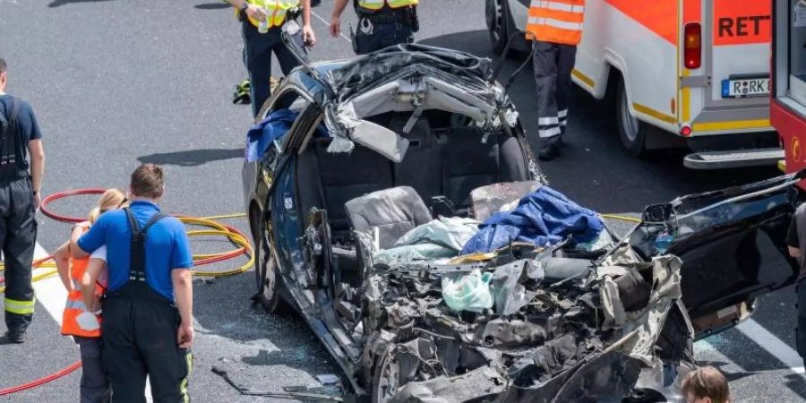 Rettungskräfte sind auf der Autobahn A3 nach einem Unfall mit mehreren Toten im Einsatz. Foto: Armin Weigel/dpa