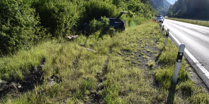 Das stark beschädigte Auto musste aufgeladen und abtransportiert werden. Das stark beschädigte Auto musste aufgeladen und abtransportiert werde