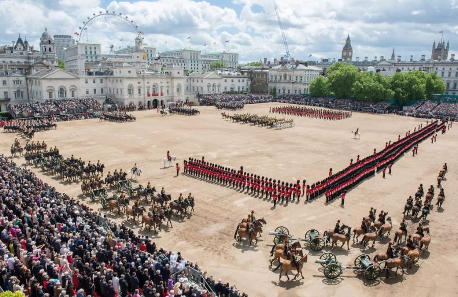 Der Militärmarsch ist ein Highlight des spektakulären Events.