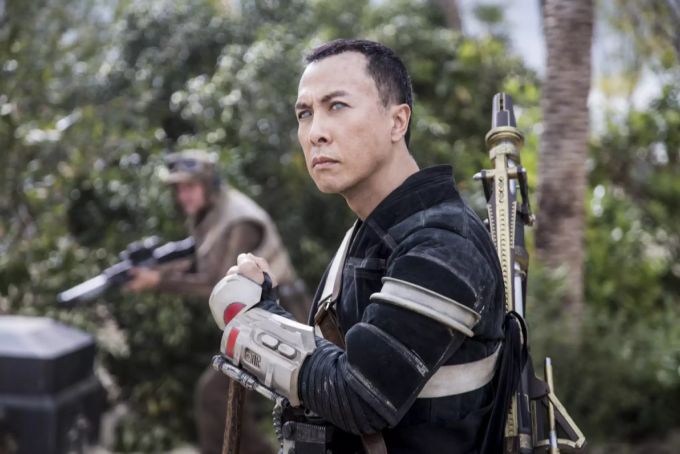 Dieses von Lucasfilm Ltd. veröffentlichte Bild zeigt Donnie Yen als Chirrut Imwe in einer Szene aus «Rogue One: A Star Wars Story». Nun wird der Star in «John Wick» mitspielen. John Wick