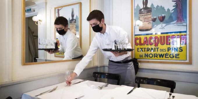 Nach der Wiedereröffnung der Innenbereiche nach langer Pause wegen des Coronavirus jubeln die Beizer – doch einige haben nun ein anderes Problem: Es fehlt an Personal. Coronavirus