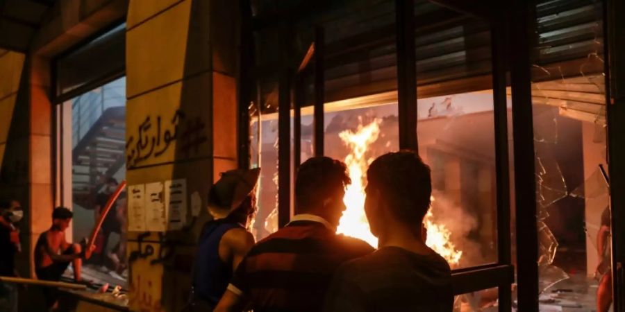 Feuer am Sitz des libanesischen Bankenverbands