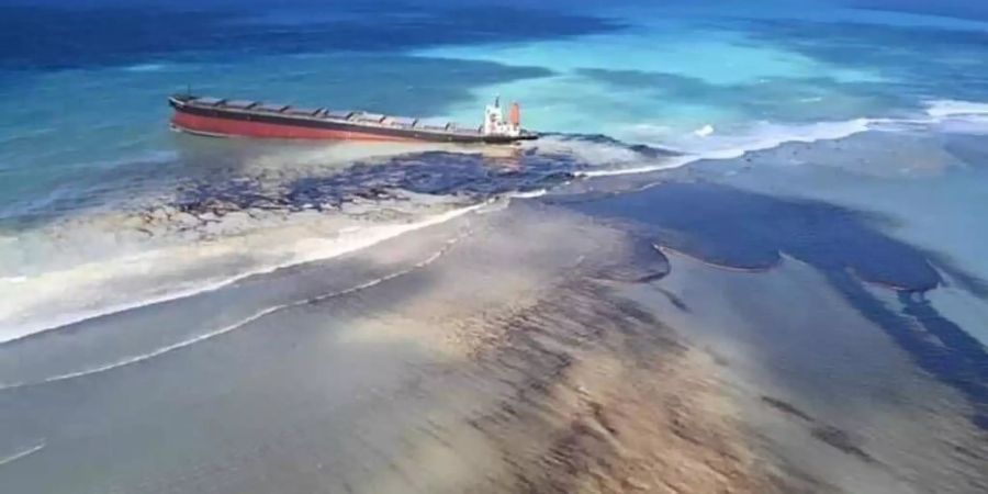 Der Frachter «Wakashio» vor der Ostküste von Mauritius im Indischen Ozean. Foto: Georges De La Tremoille/MU press/AP/dpa