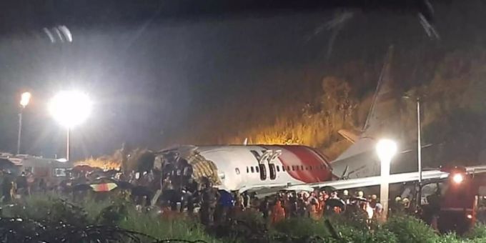 Rettungskräfte arbeiten am Flughafen Calicut am Wrack der Air-India-Express-Maschine IX 1344 aus Dubai. Foto: AP/dpa Flugzeug Air India