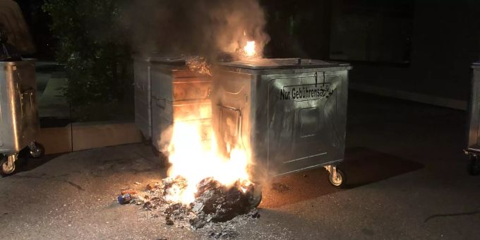 Pfäffikon SZ - Feuerwehreinsatz wegen brennenden Containern