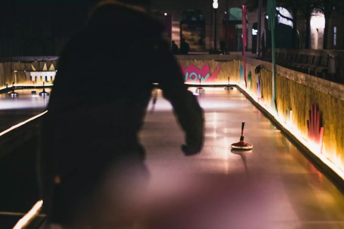 Auf dem Dorfplatz wird unter anderem Eisstock-Schiessen gespielt. (Symbolbild) EHC Bassersdorf