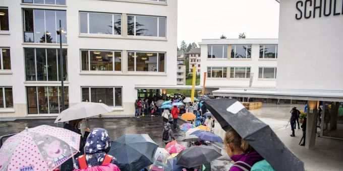 Die Schulkinder und ihre Eltern sind auf dem Weg zum Schulbeginn und zur Eröffnung des neuen Schulhauses Staffeln in Luzern am Montag, 17. August 2020. Foto: Urs Flueeler Schulbeginn Coronavirus