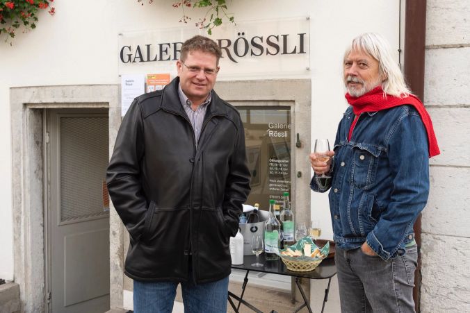 Martin Neuenschwander (Präsident Kultur im Thal) und Jürg Ottiger, Ausstellungstechniker.