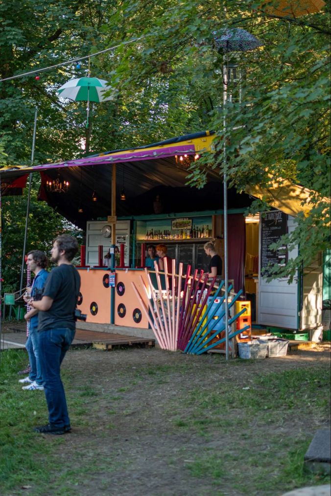 Die Bar glänzt in vielen schönen Farben.
