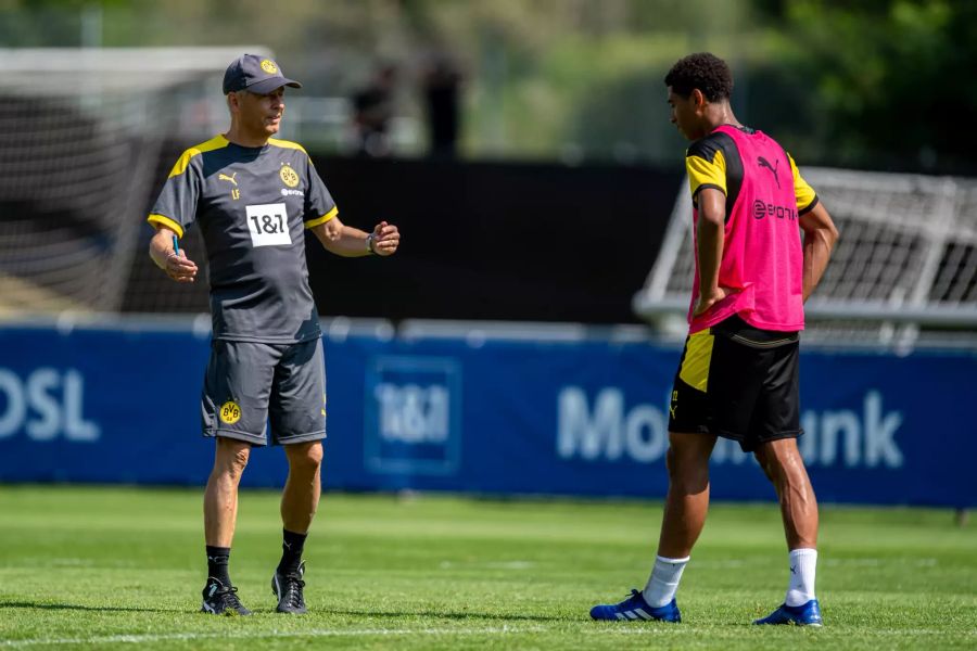 Jude Bellingham kriegt Anweisungen von Trainer Lucien Favre.