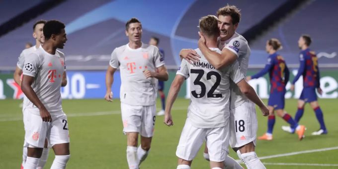 Leon Goretzka (R) feiert mit Kollegen das 5:2 gegen den FC Barcelona. Leon Goretzka Bayern München