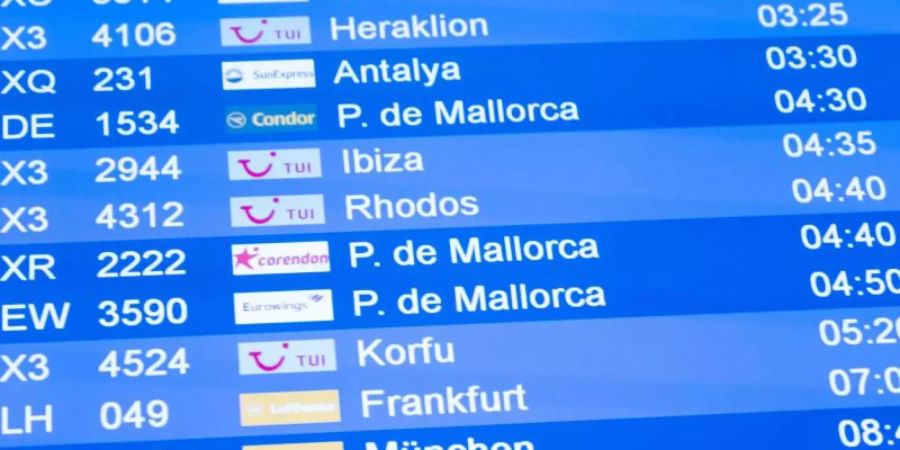 Die Reiseziele Ibiza und Mallorca stehen auf dem Display am Flughafen Hannover. Wegen steigender Corona-Zahlen in Spanien hat die Bundesregierung fast das ganze Land zum Risikogebiet erklärt. Foto: Peter Steffen/dpa