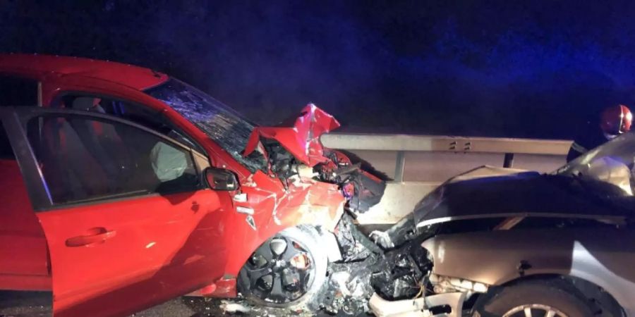 Zwei Schwerverletzte wegen eines Frontal-Crashs auf der Umfahrungsstrasse T 10 bei Kerzers: Eine Geisterfahrerin ist in ein entgegenkommendes Auto gefahren.