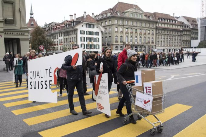 Personen einer breiten Koalition aus rund 80 Organisationen reichen 2016 die Konzernverantwortungsinitiative ein. Konzernverantwortung