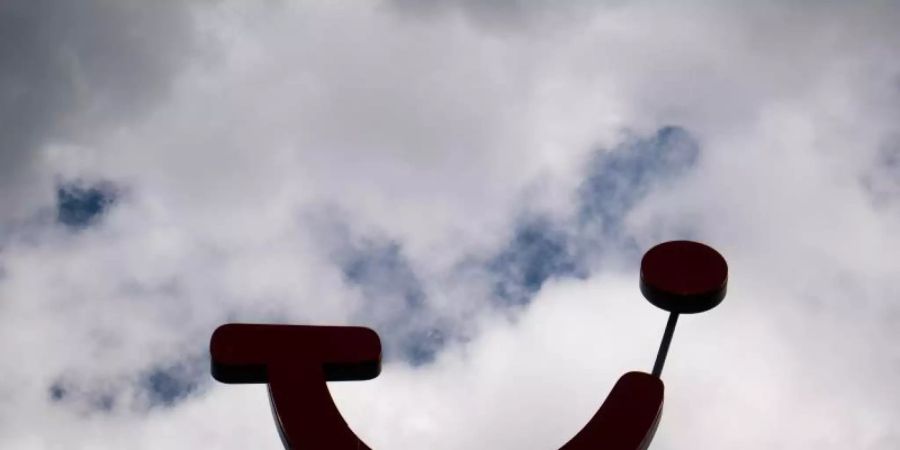 Wolken ziehen über den Firmensitz der Tui Group hinweg. Bei Tui zittern viele Mitarbeiter, das Reisegeschäft liegt am Boden. Foto: Julian Stratenschulte/dpa