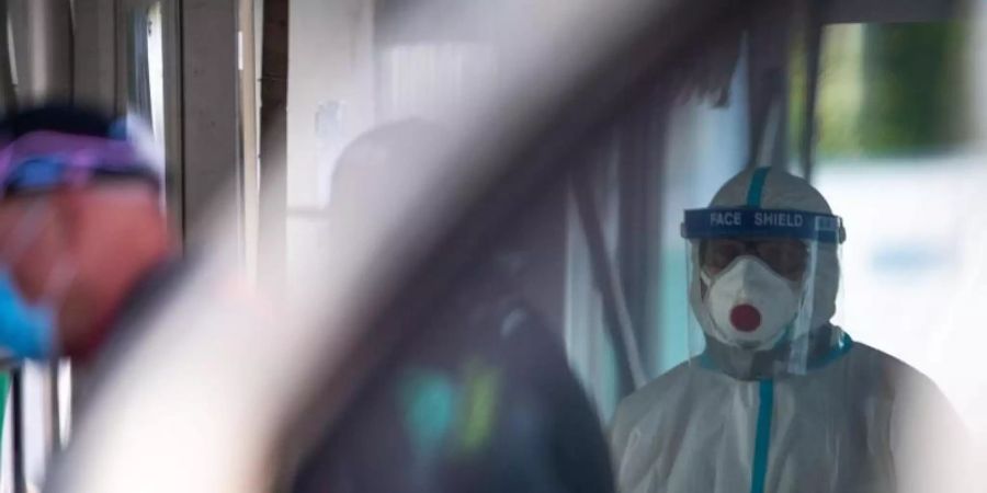 Corona-Testzentrum in Garmisch-Partenkirchen. Es zeichnet sich ein leichter Anstieg bei den intensivmedizinisch behandelten Covid-19-Patienten ab. Foto: Lino Mirgeler/dpa