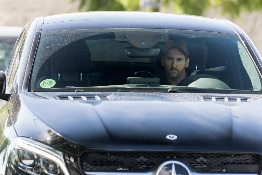 Lionel Messi kehrt zum Training des FC Barcelona zurück. Wirklich glücklich sieht er dabei aber nicht aus.