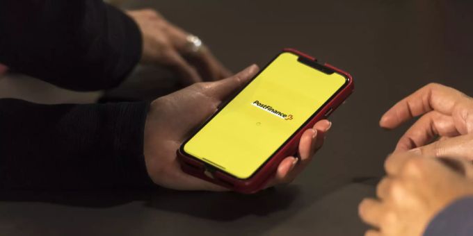 Die Postfinance will eine Digitalbank aufbauen. Postfinance smartphone app