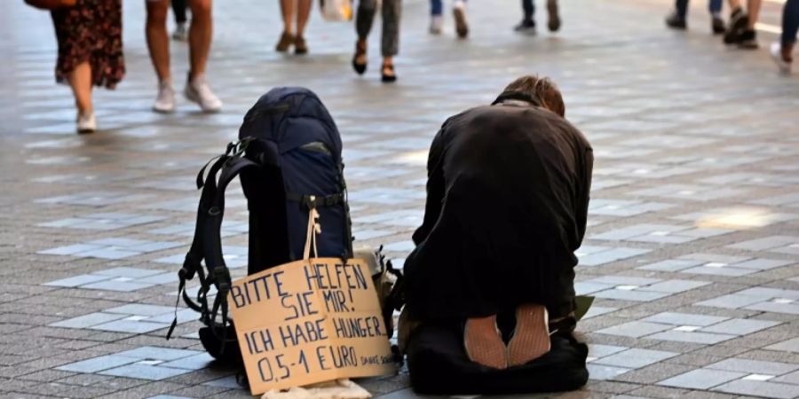 Ein Obdachloser bitte um Spenden