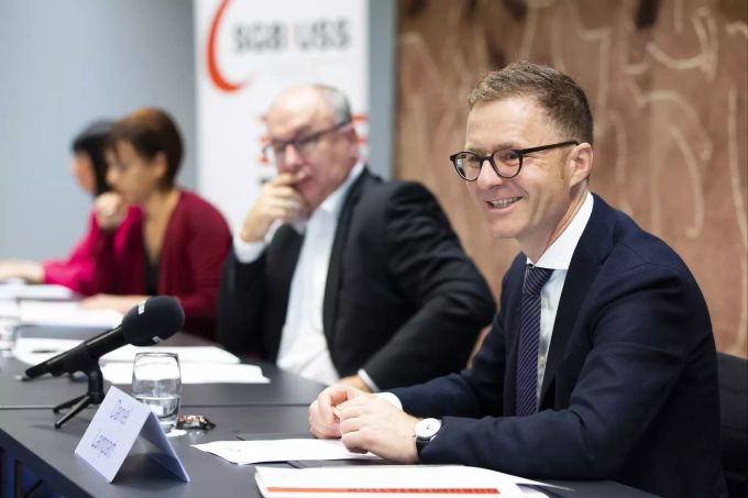 Daniel Lampart, Chefökonom und Leiter Sekretariat SGB, spricht an der Seite von Pierre-Yves Maillard, Praesident SGB, während einer Medienkonferenz des Schweizerischen Gewerkschaftsbundes SGB, am Montag, 14. September 2020 in Bern. gewerkschaft