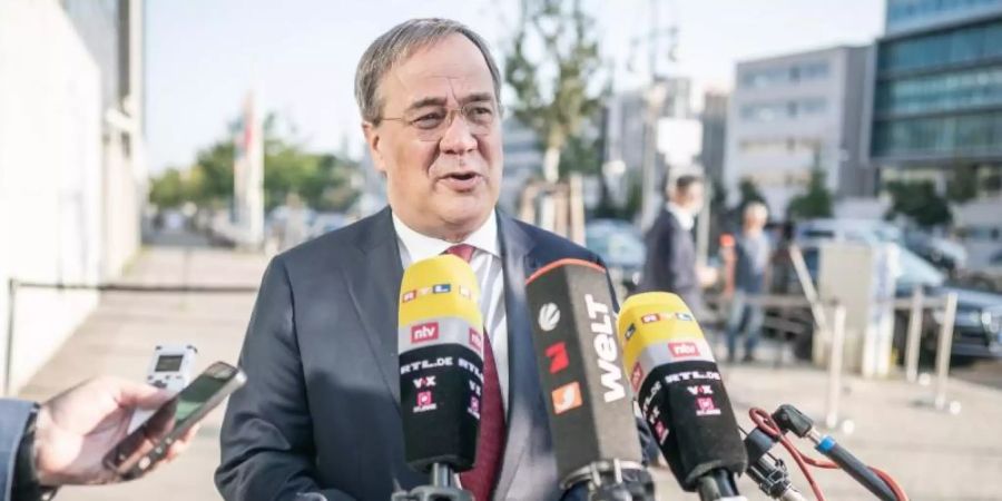 Armin Laschet (CDU), Ministerpräsident in Nordrhein-Westfalen, kommt zur Sitzung des CDU-Präsidiums am Konrad-Adenauer-Haus und spricht zu Reportern. Foto: Michael Kappeler/dpa