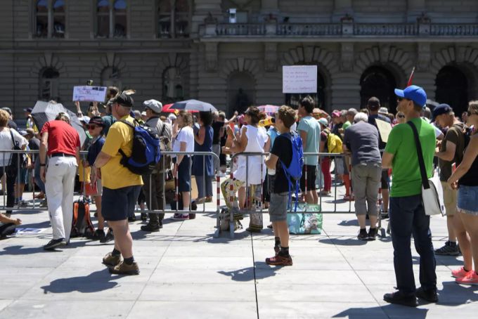 Personen demonstrieren auf dem Bundesplatz während einer Demonstration gegen Massnahmen des Bundes im Zusammenhang mit dem Coronavirus, am Samstag, 27. Juni 2020 in Bern. Coronavirus Demo