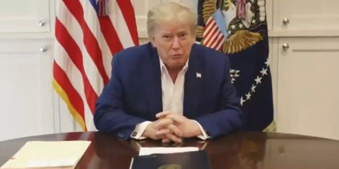 Donald Trump hat sich am Samstag mit einem Video aus dem Spital gemeldet – aufmerksamen Beobachtern ist dabei aber ein merkwürdiger Fehler aufgefallen. Donald Trump