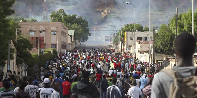 ARCHIV - Demonstranten forderten zuletzt in Mali bei einem Protest den Rücktritt von Präsident Keita. Foto: Baba Ahmed/AP/dpa Mali
