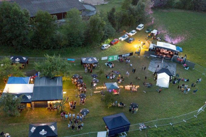 Das Gelände in Deisswil am frühen Abend aus der Luft