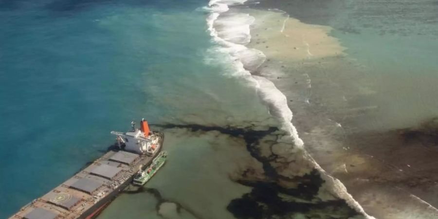 Öl läuft aus dem Frachter «Wakashio» in den Indischen Ozean vor der Ostküste von Mauritius. Foto: Gwendoline Defente/Etat Major des Armees/AP/dpa