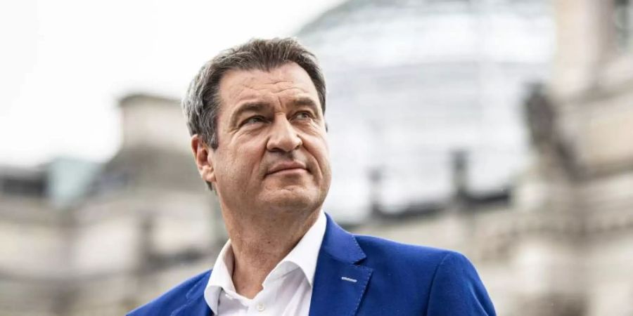 Markus Söder steht kurz vor dem Interview vor dem Reichstagsgebäude. Foto: Fabian Sommer/dpa