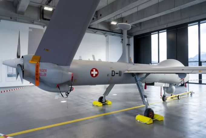 Die Aufklärungsdrohne Hermes 900 HFE der Schweizer Armee auf dem Militärflugplatz in Emmen LU. Schweizer Armee