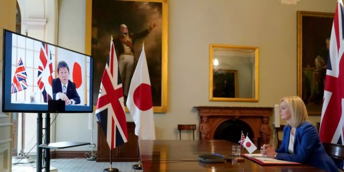 Die britische Ministerin Truss und ihr japanischer Kollege Motegi Ministerin