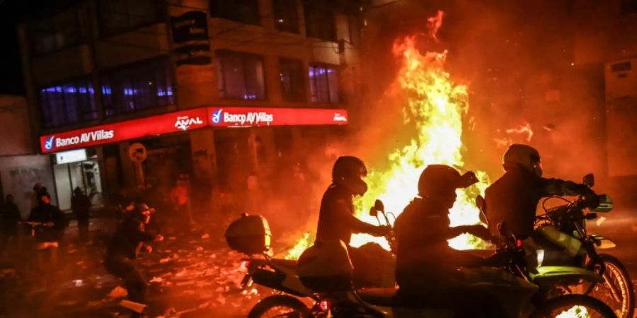 Demonstranten schmeissen Steine auf Polizisten