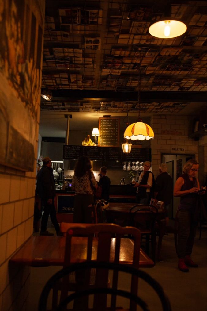 An der Bar findet man ein vielfältiges Angebot. Am Mittag gibt jeweils es ein frisches Buffet.
