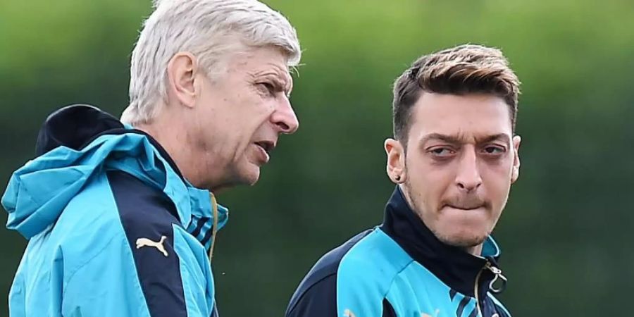 Hat eine hohe Meinung von Mesut Özil (r): Ex-Arsenal-Coach Arsene Wenger. Foto: Andy Rain/EPA/dpa