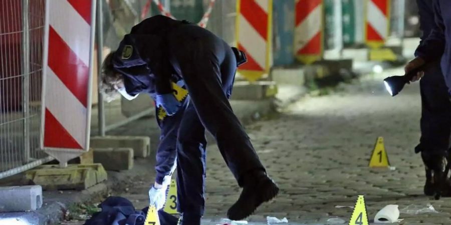 Kriminaltechniker und die Tatortgruppe des LKA Sachsen untersuchen Anfang Oktober den Tatort. Foto: Roland Halkasch/dpa-Zentralbild/dpa
