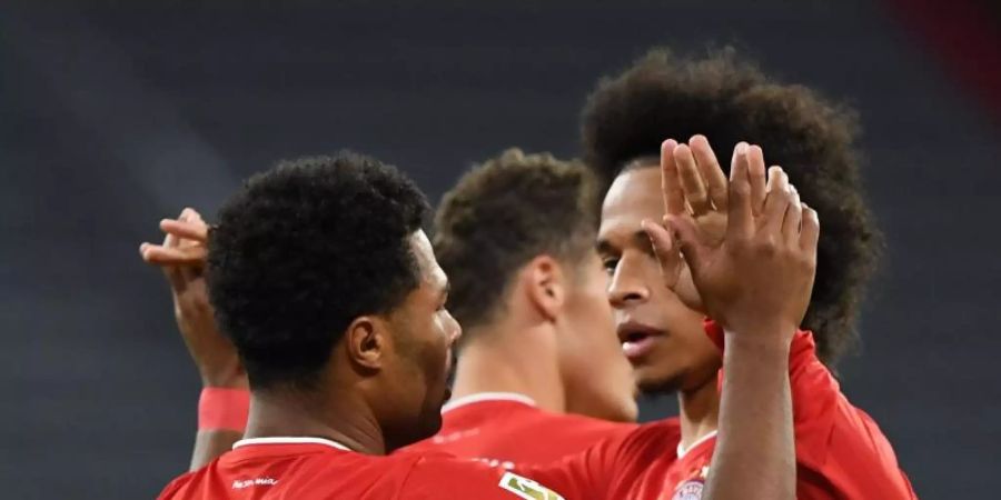 Tempo, Tore, Tricks: Serge Gnabry (l) und Leroy Sane sind das neue Traumduo des FC Bayern München. Foto: Matthias Balk/dpa