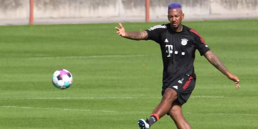 Jérôme Boateng hatte sich die Haare lila gefärbt. Foto: Tobias Hase/dpa