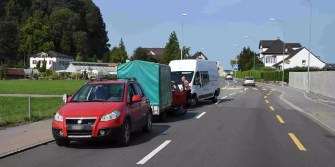 Auffahrkollision mit vier beteiligten Fahrzeugen.