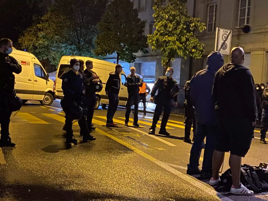 Berns Stadtpräsident Alec von Graffenried (mittig mit Hut) macht sich mit Sicherheitsabstand ein eigenes Bild der Lage. Rechts neben ihm steht Manuel Willi, Chef der Berner Regionalpolizei.