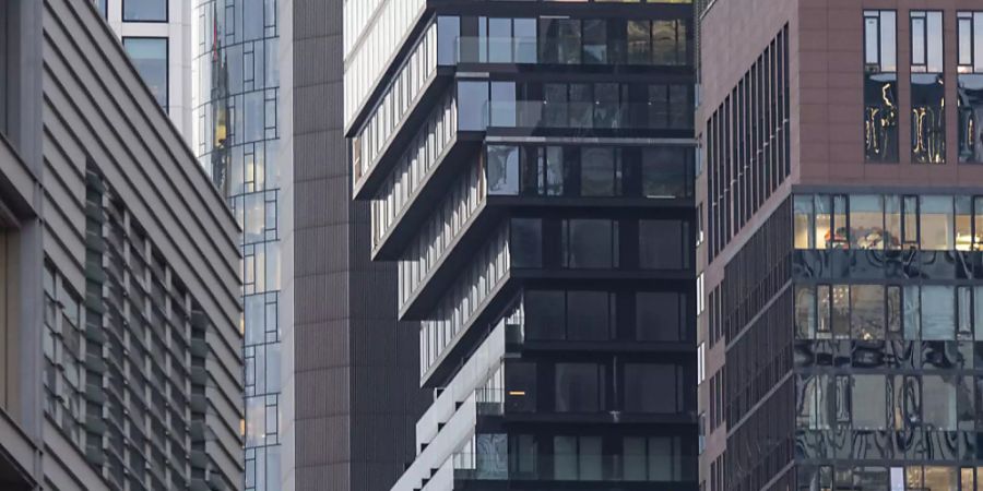 ARCHIV - Mit seinem charakteristischen Knick in der Fassade sticht der Omniturm zwischen den Hochhäusern in der Innenstadt hervor. Ein Neubau im Frankfurter Bankenviertel steht im Finale des Internationalen Hochhauspreises. Foto: Boris Roessler/dpa