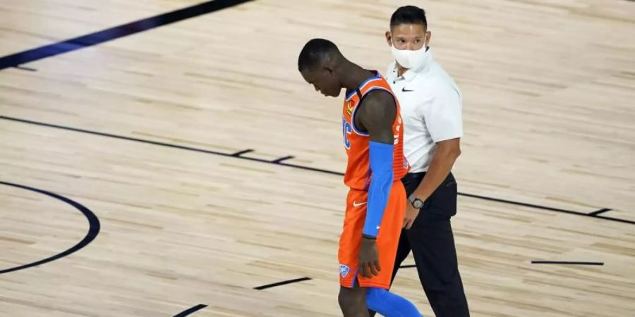 Dennis Schröder von den Oklahoma City Thunder verlässt das Spielfeld, nachdem er ein Foul begangen hat. Foto: Ashley Landis/AP/dpa