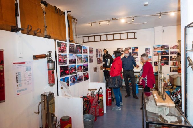 Fotos und Ausrüstungsgegenstände soweit das Auge reicht.