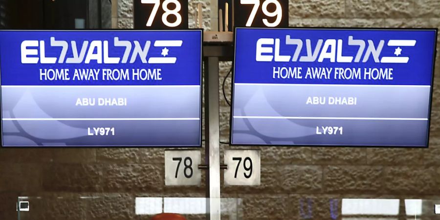 Die Flugnummer des El Al-Fluges nach Abu Dhabi wird am Flughafen Ben Gurion angezeigt. Foto: Ariel Schalit/AP/dpa