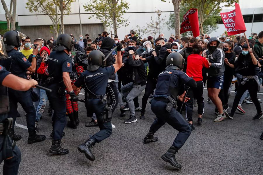 Viele Bewohner Madrids wehren sich gegen die Ausgangsbeschränkungen, was bereits zu Polizeieinsätzen geführt hat.