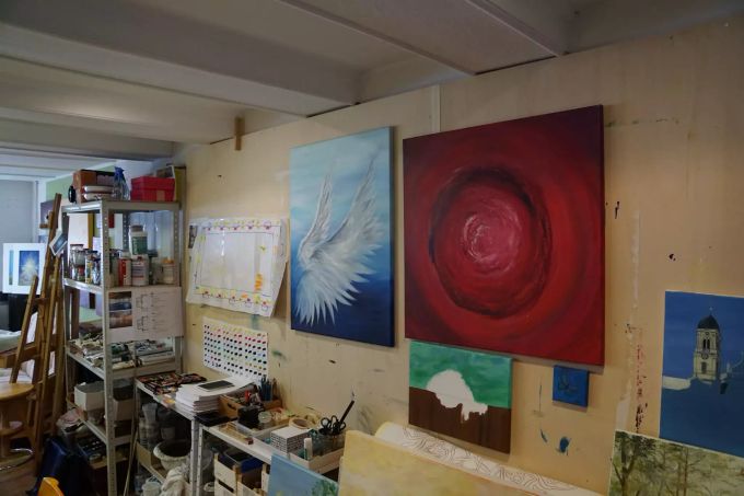 Bilder im Malatelier von Jasminka Sakac. Bilder Malatelier