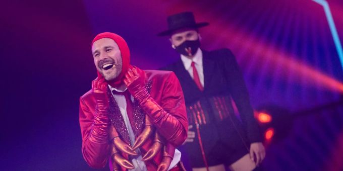 Jochen Schropp, Moderator, steht als enttarnte Figur «Der Hummer» in der Prosieben-Show «The Masked Singer» auf der Bühne. The Masked Singer Hummer